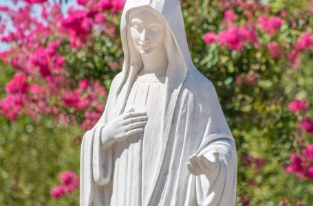 Detailed Description of Our Lady, the Queen of Peace, as she appears in Medjugorje