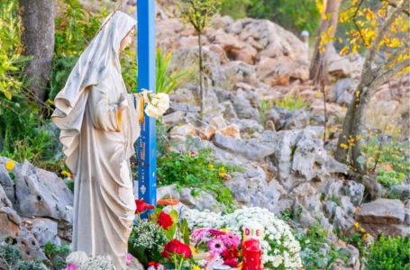 Couple near the Virgin Mary