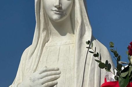 Detailed Description of Our Lady, the Queen of Peace, as she appears in Medjugorje